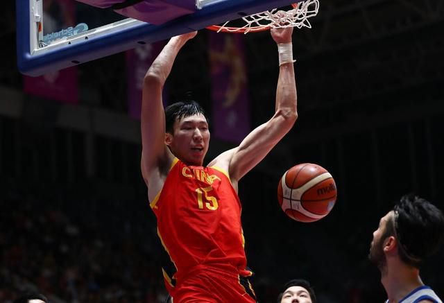 丰满的秘书年轻胸大的秘书